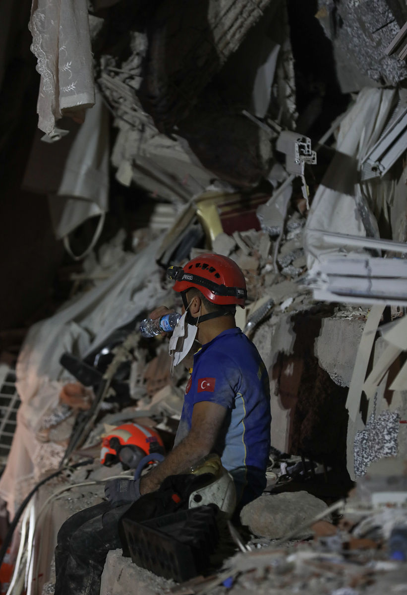 宇航员在太空拍到浮尸.宇航员在太空舱漂浮-第1张图片