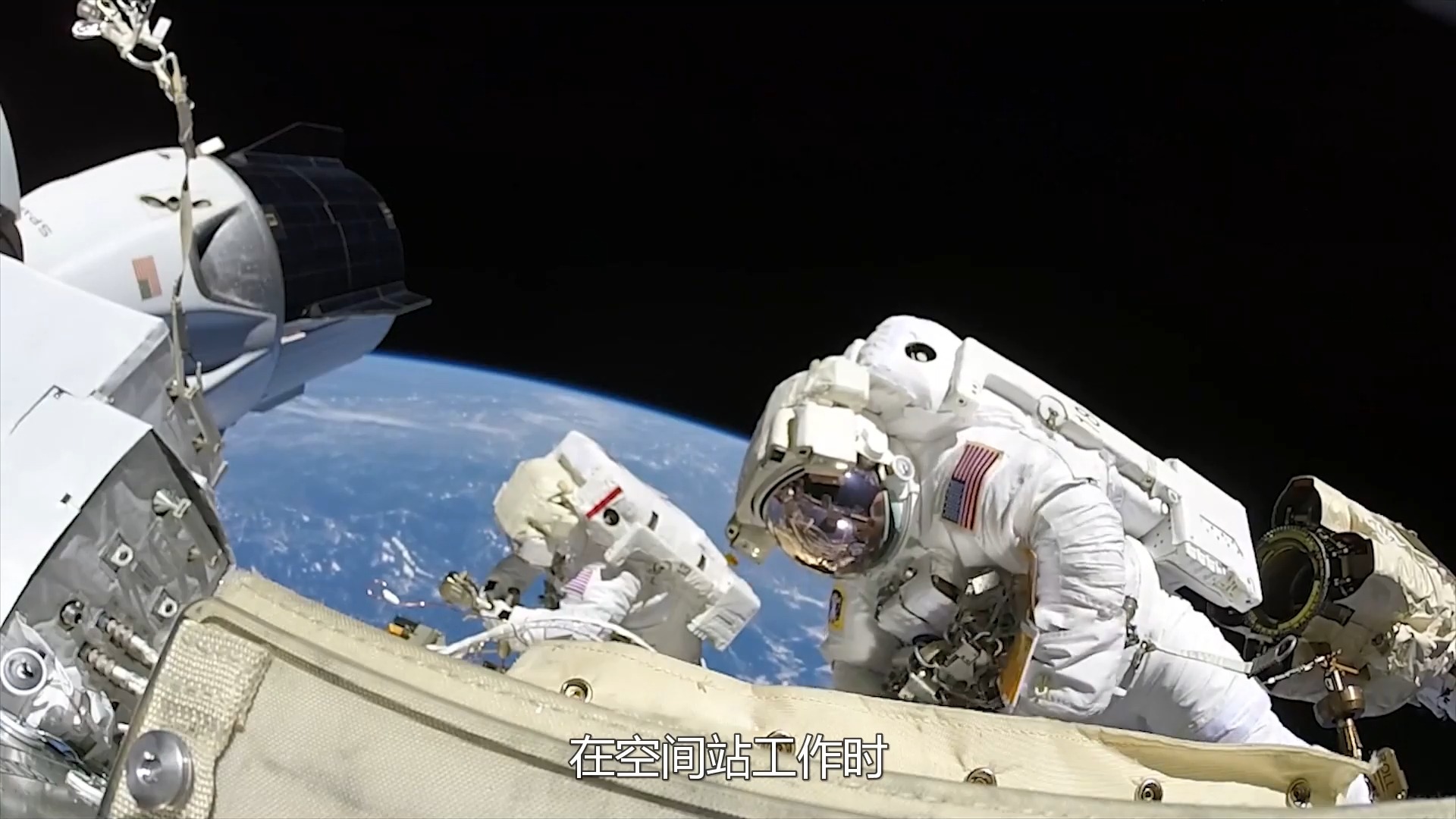 宇航员在太空拍到浮尸.宇航员在太空舱漂浮-第2张图片